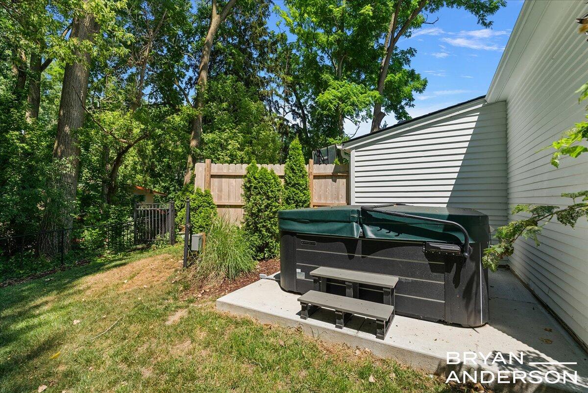 2099 Robinson Road SE