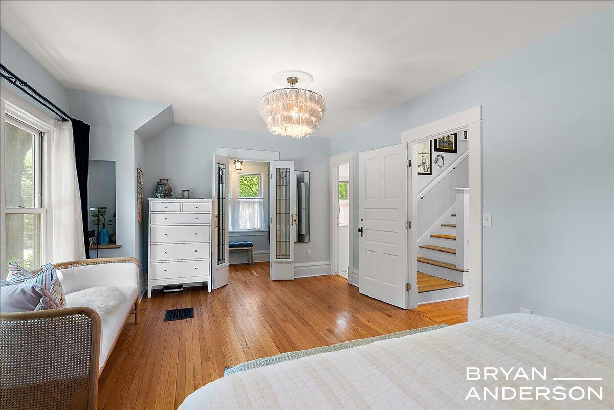 2099 Robinson Road SE