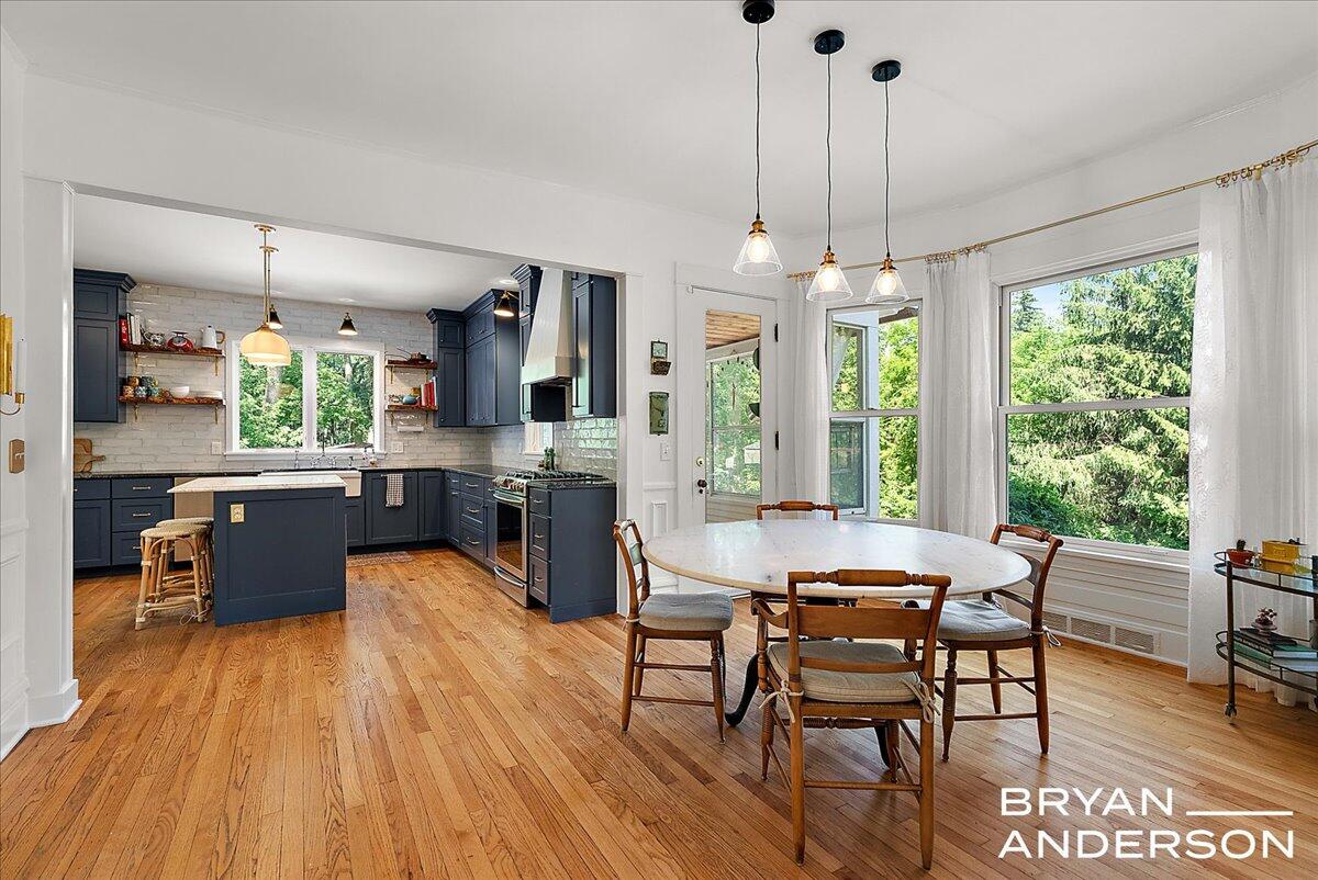 2099 Robinson Road SE