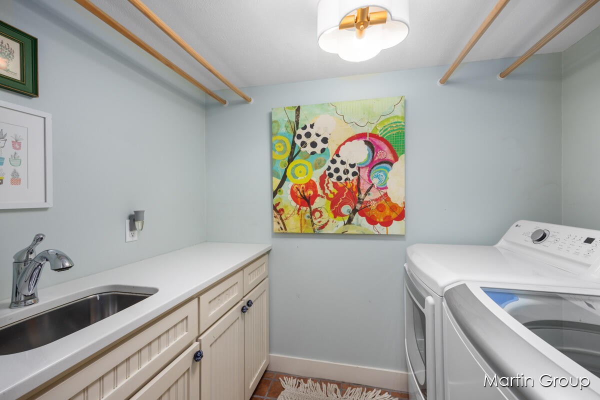 1571 Wealthy Street SE