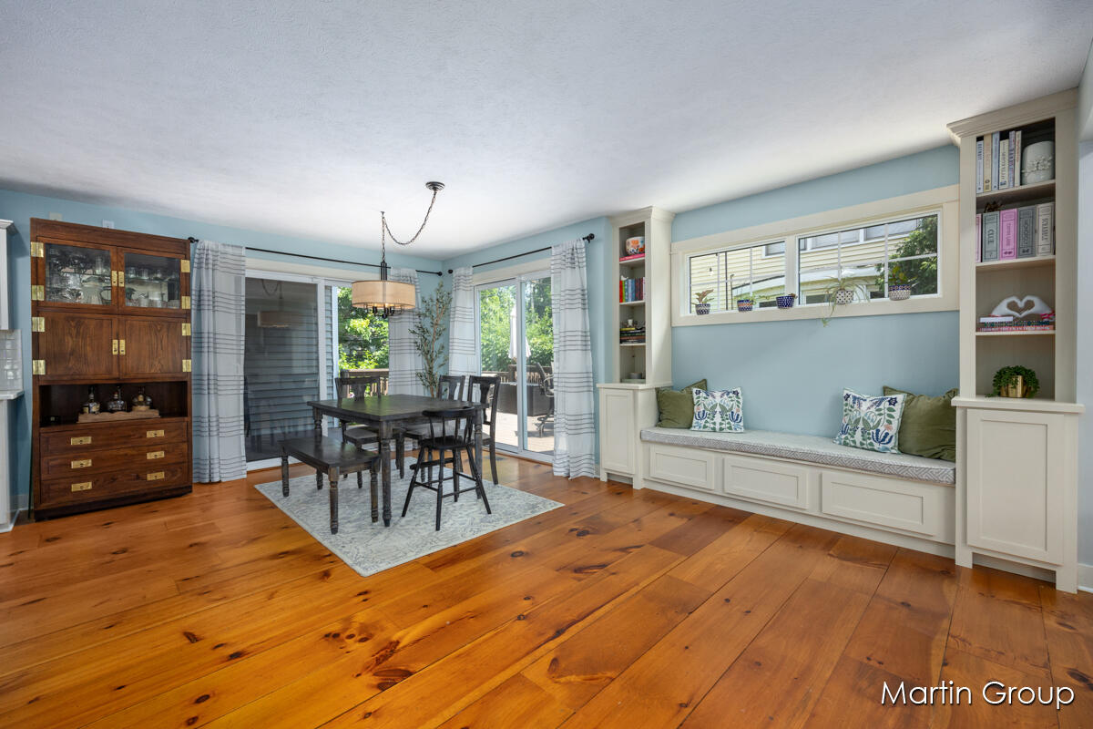 1571 Wealthy Street SE