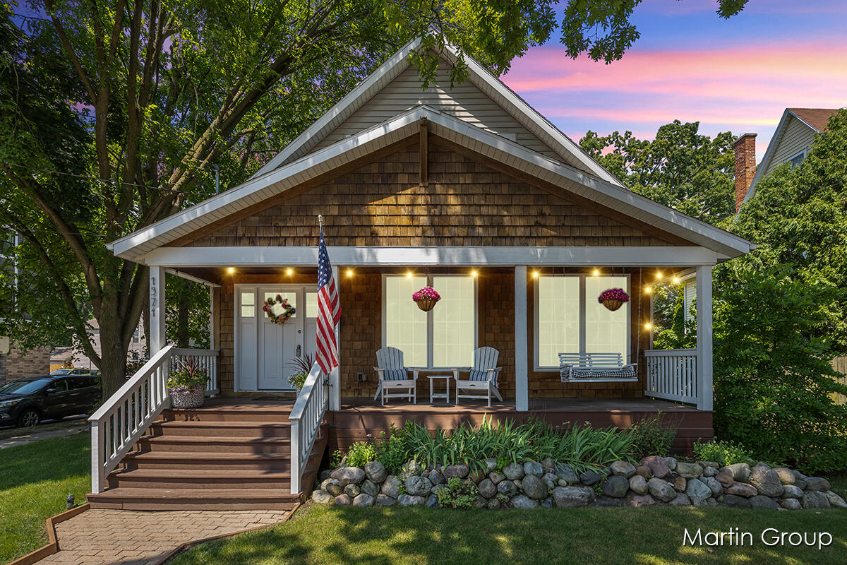 1571 Wealthy Street SE