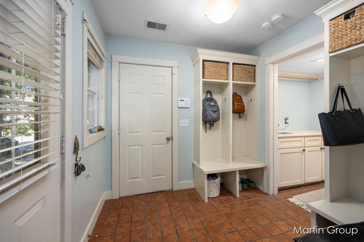 1571 Wealthy Street SE