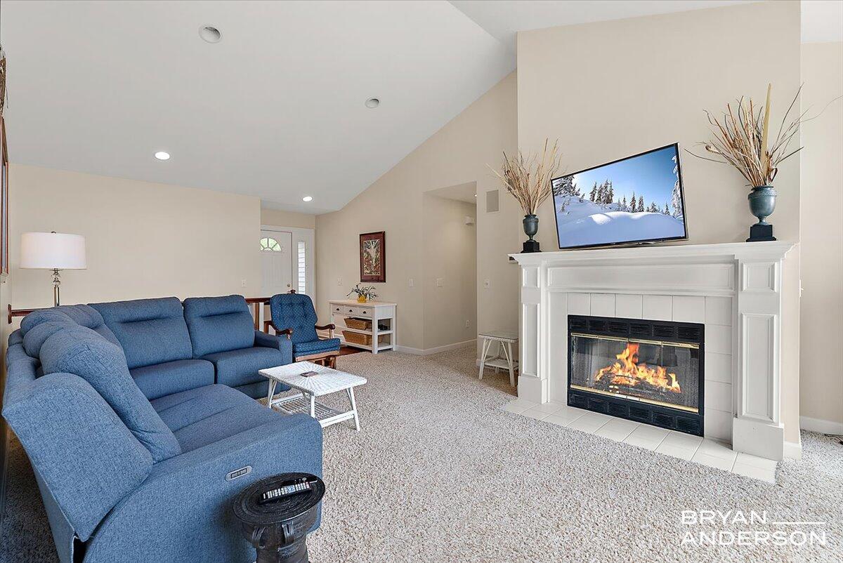 6919 Verde Vista Drive NE