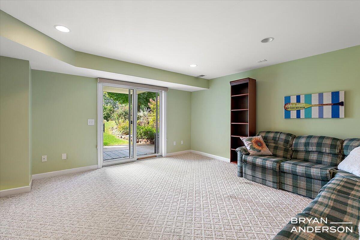 6919 Verde Vista Drive NE