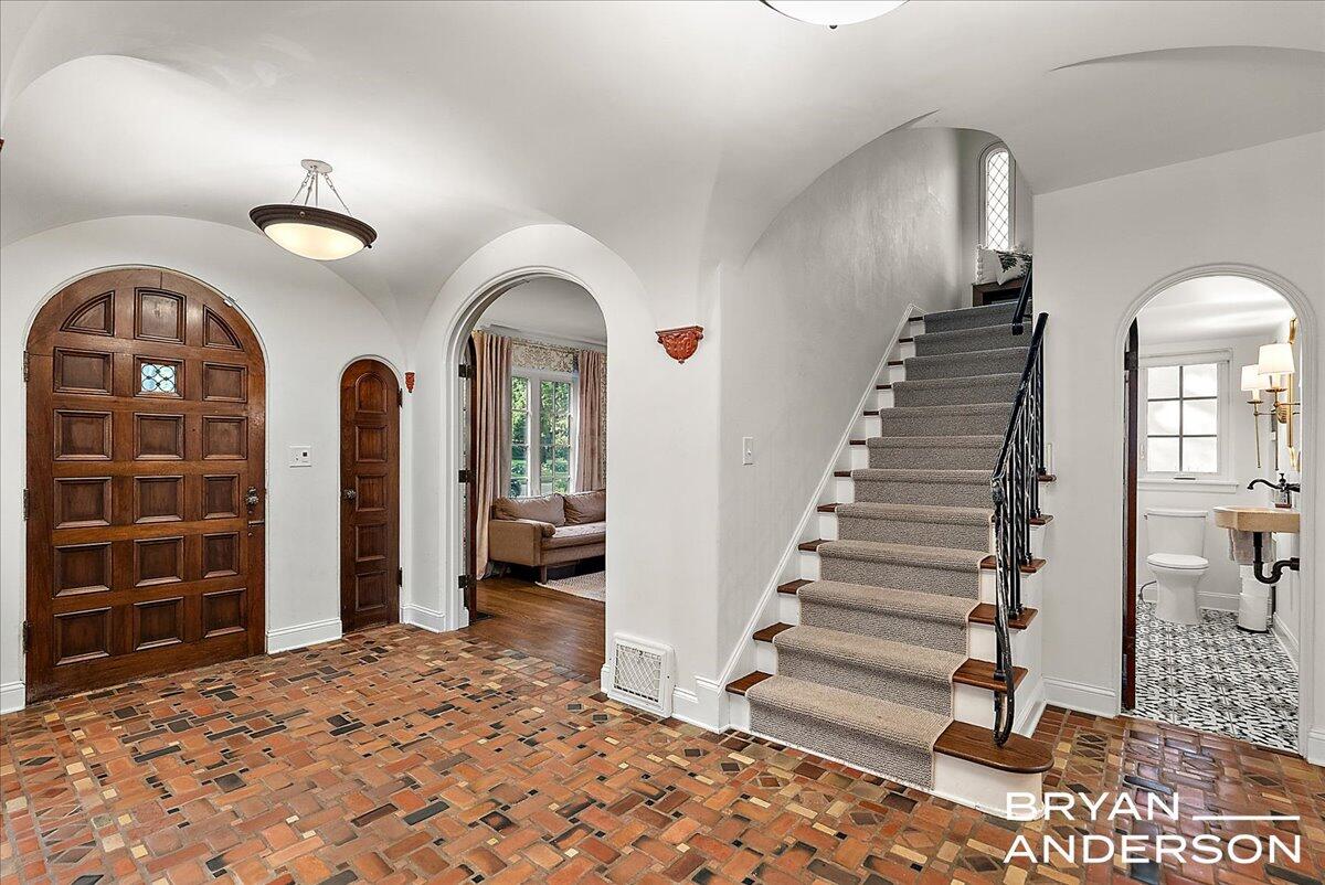 926 Cambridge Drive SE