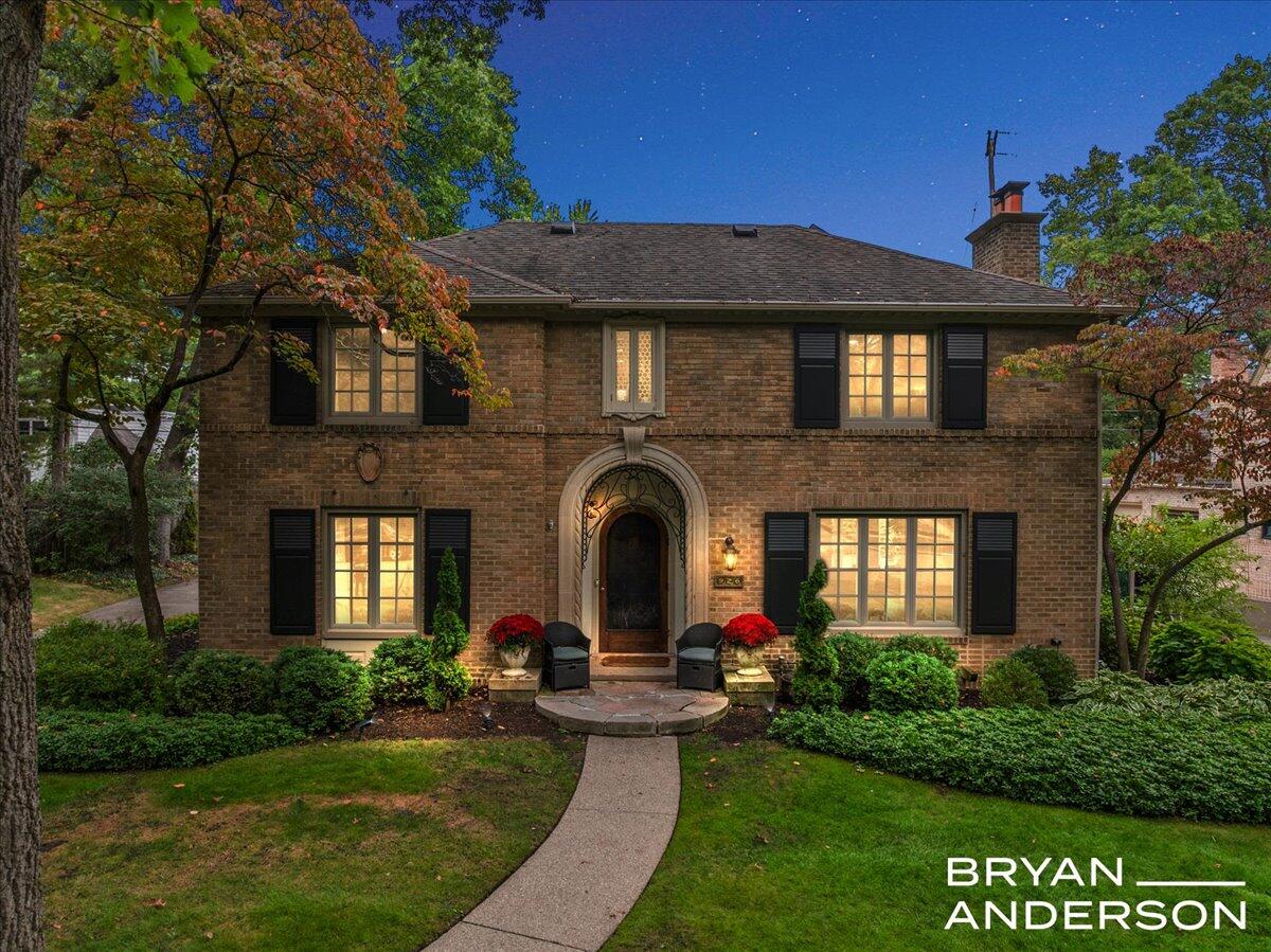 926 Cambridge Drive SE