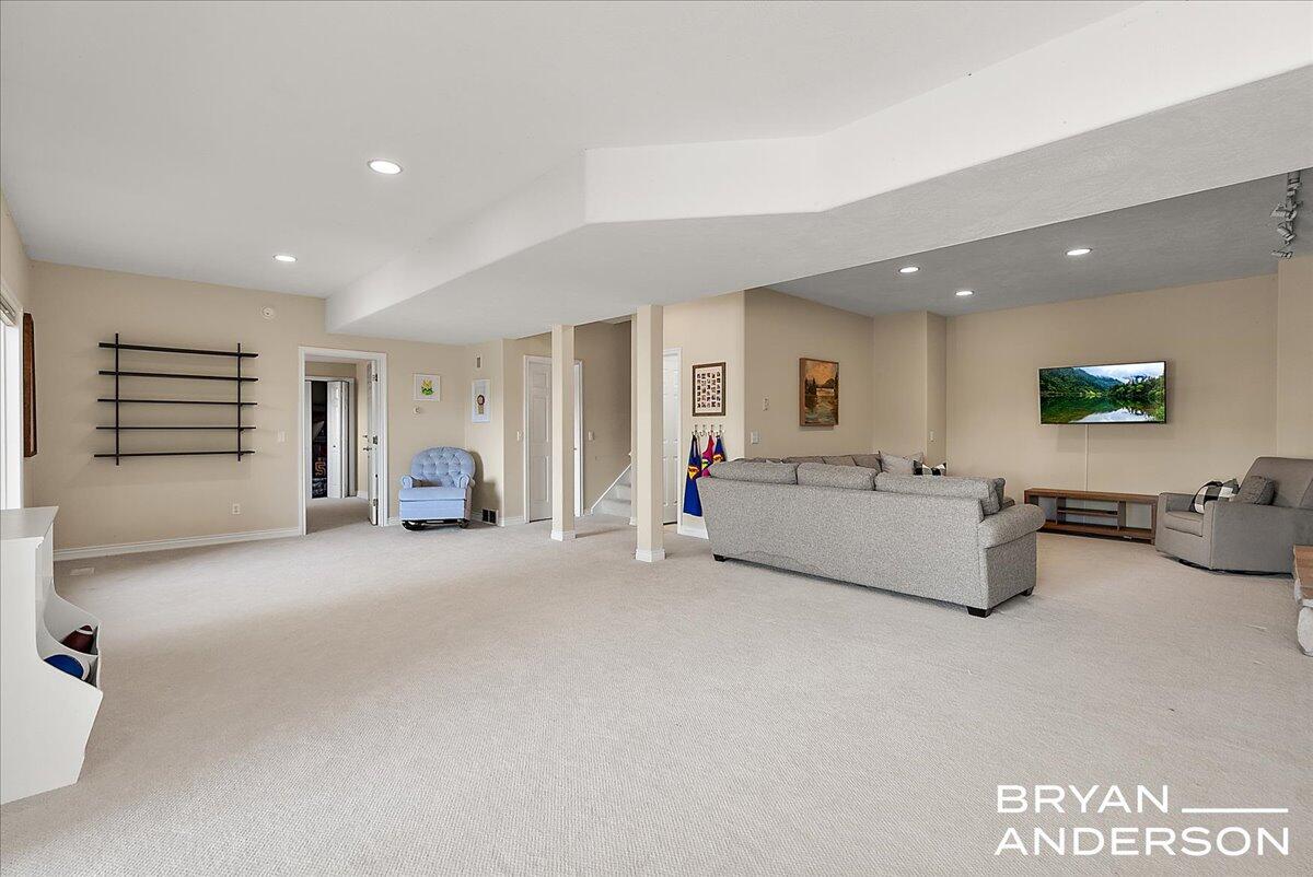 7257 Decosta Drive NE, Rockford