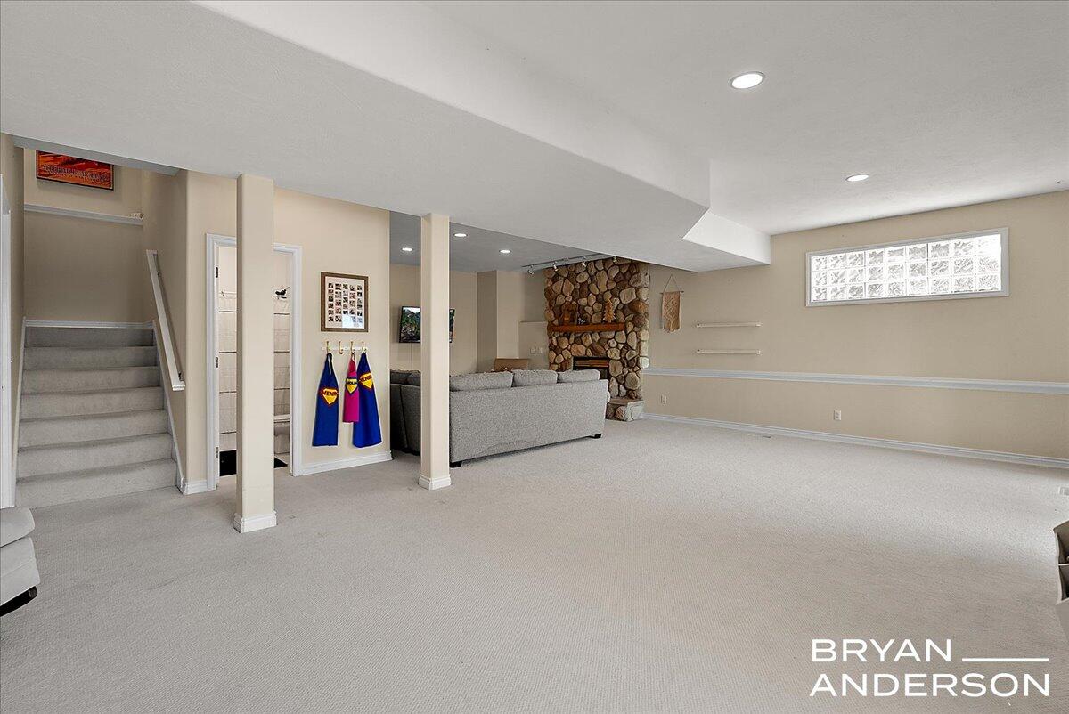 7257 Decosta Drive NE, Rockford