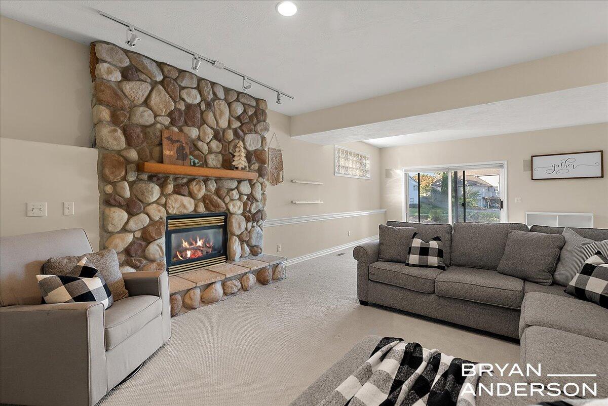 7257 Decosta Drive NE, Rockford