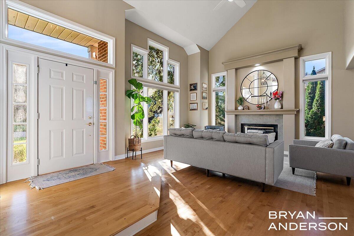 7257 Decosta Drive NE, Rockford