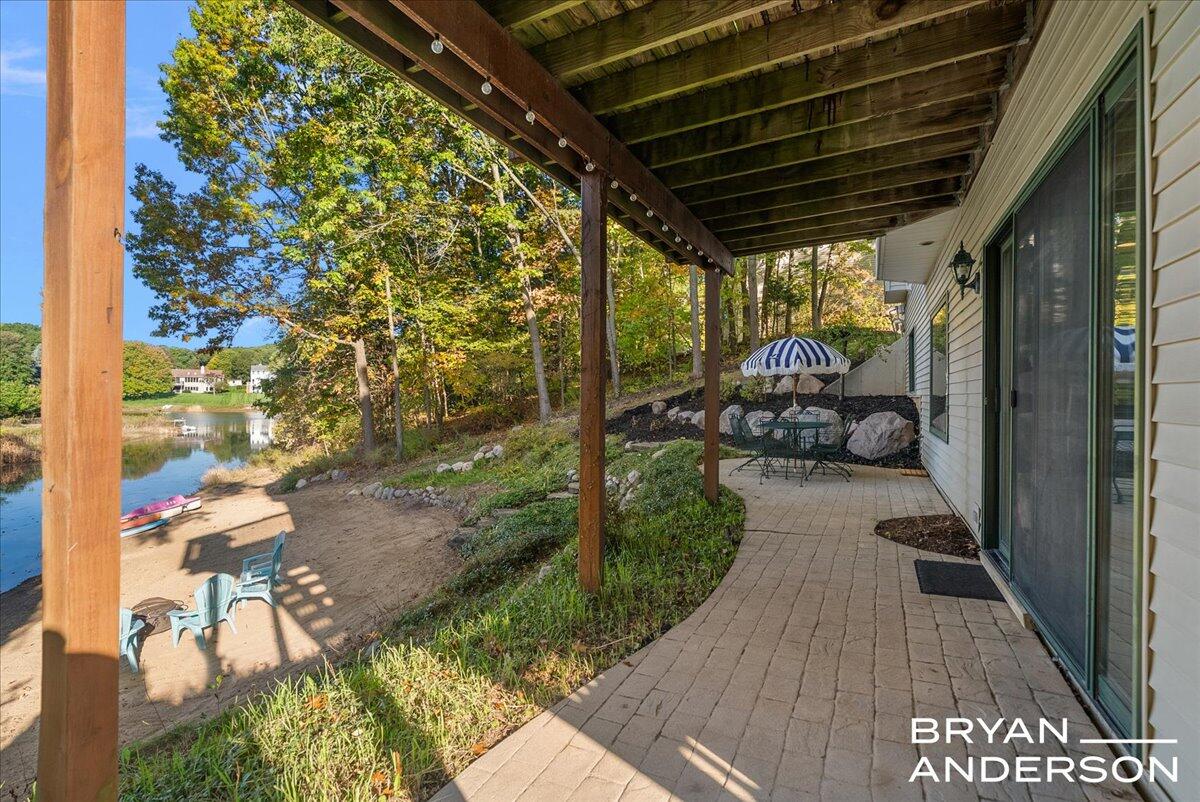 7257 Decosta Drive NE, Rockford