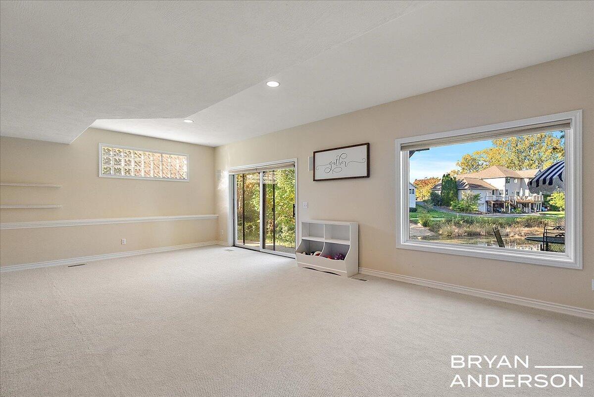 7257 Decosta Drive NE, Rockford