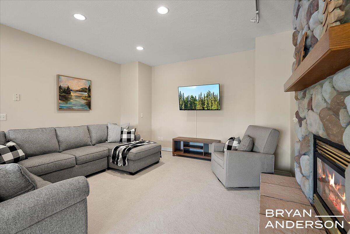 7257 Decosta Drive NE, Rockford