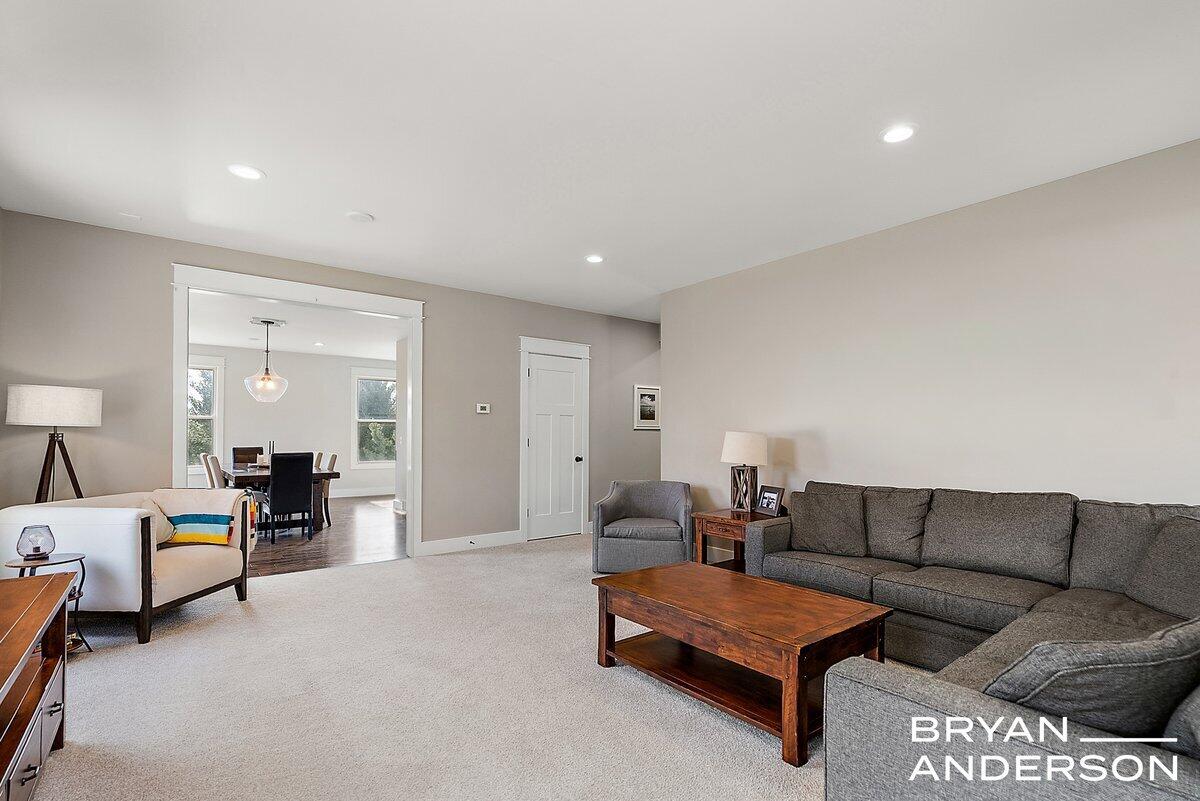 6522 Skyridge Drive NE