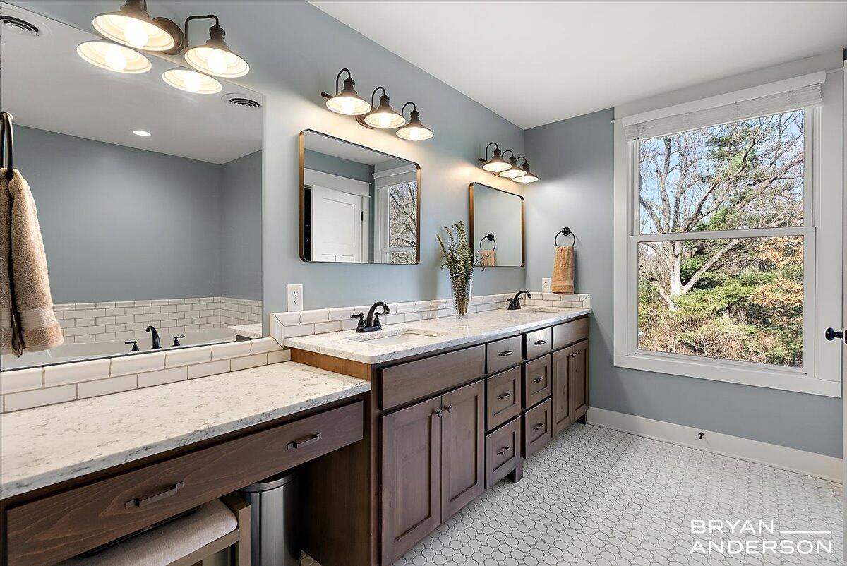 6522 Skyridge Drive NE