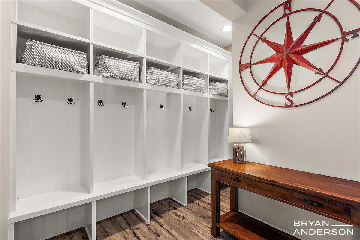 6522 Skyridge Drive NE