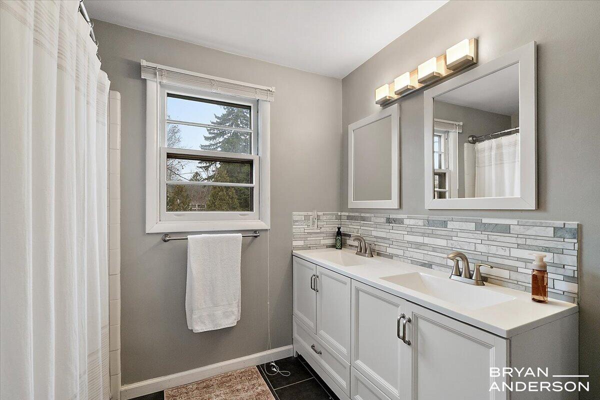 1829 Lonsdale Drive NE