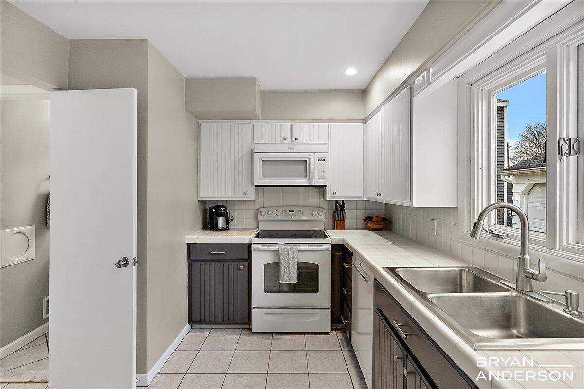 1829 Lonsdale Drive NE