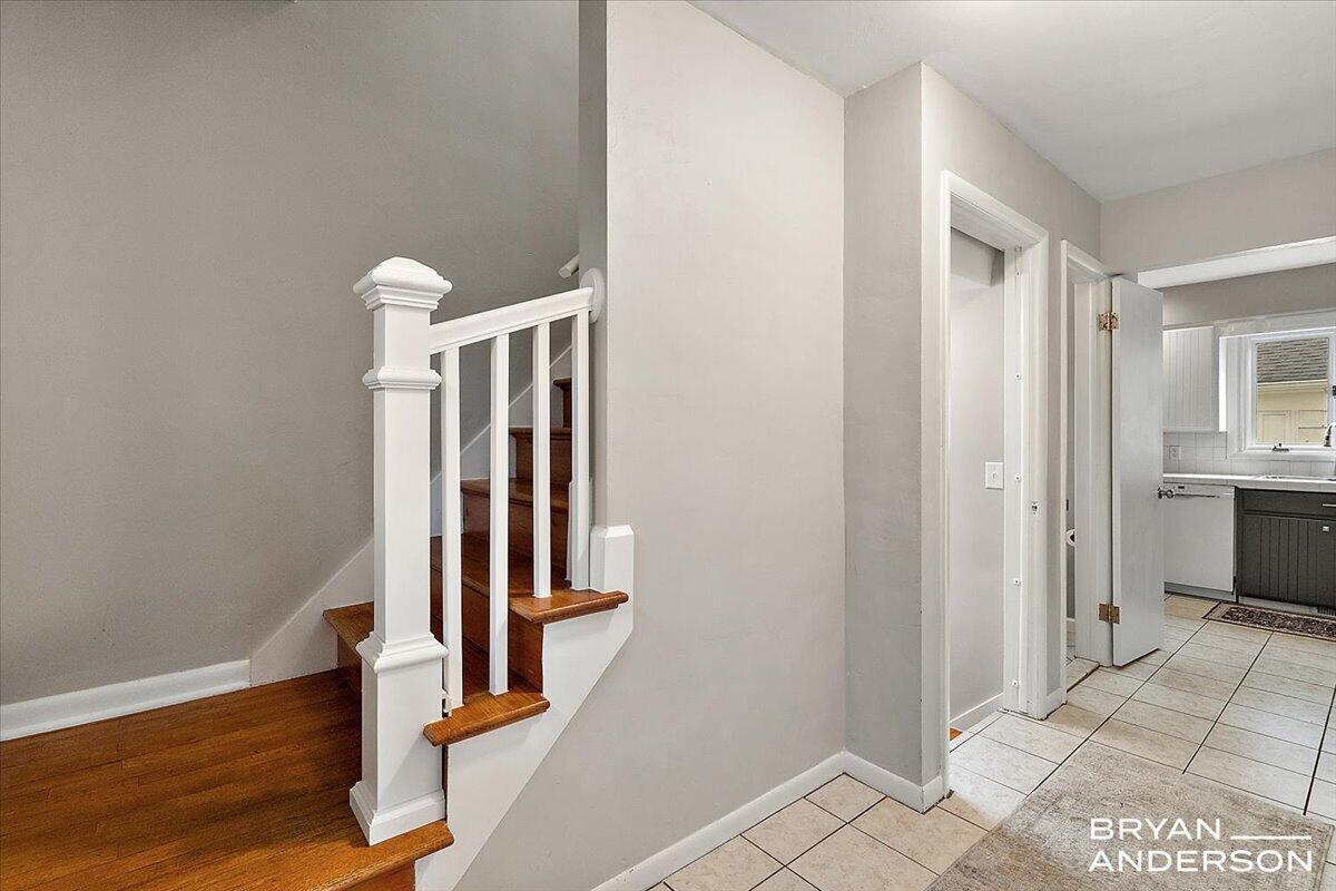 1829 Lonsdale Drive NE