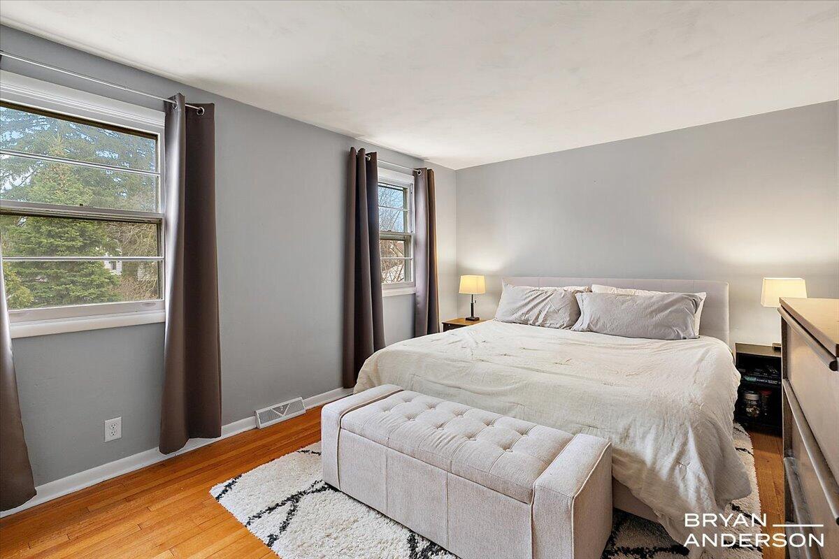 1829 Lonsdale Drive NE