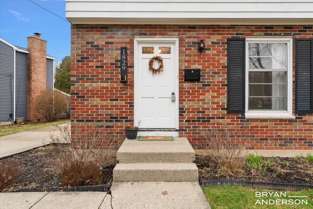 1829 Lonsdale Drive NE