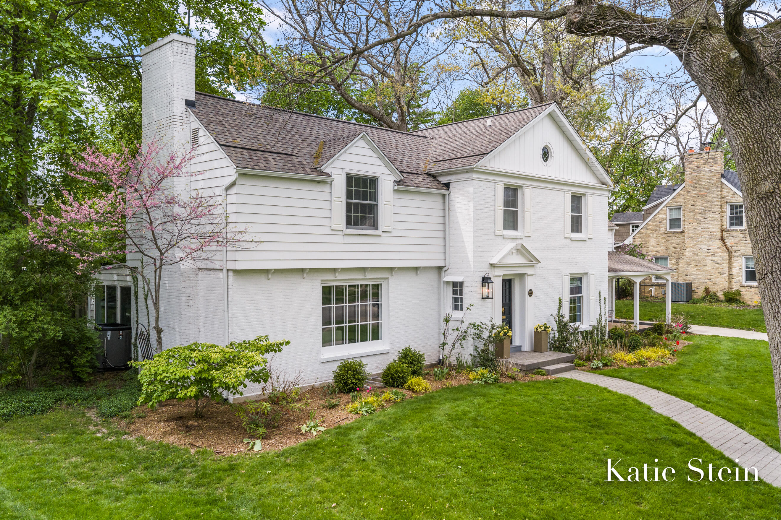 833 Gladstone Drive SE