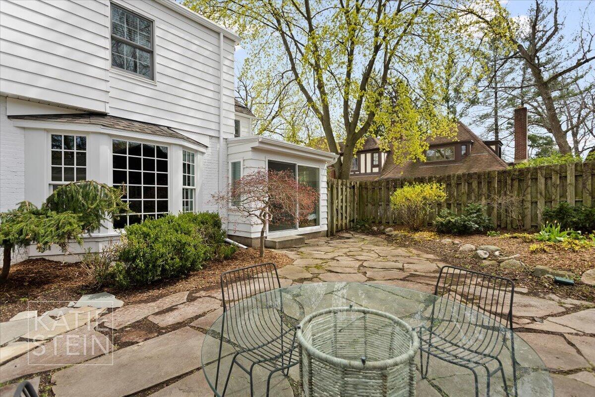 833 Gladstone Drive SE