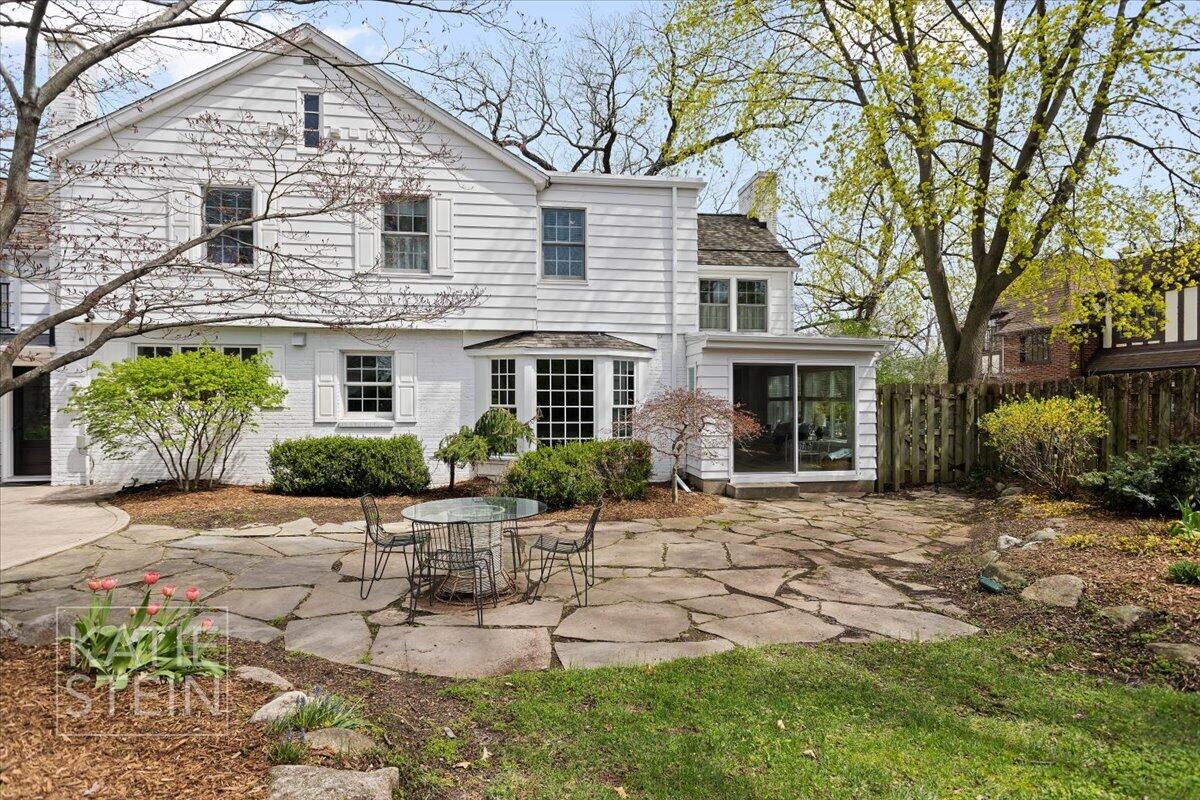 833 Gladstone Drive SE