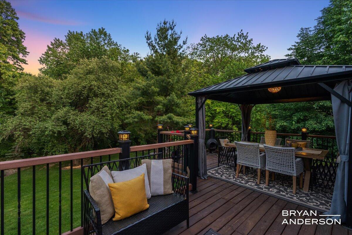6260 Arroyo Vista Drive NE