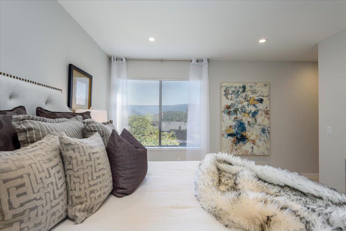 3330 LA MESA DR 8