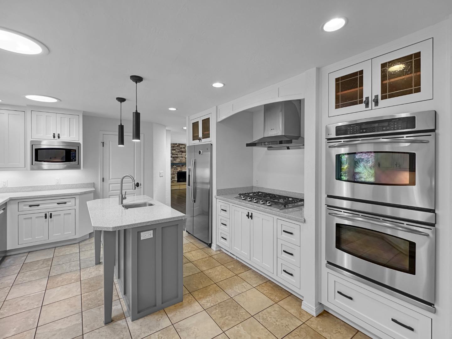 1527 Queensbury AVE