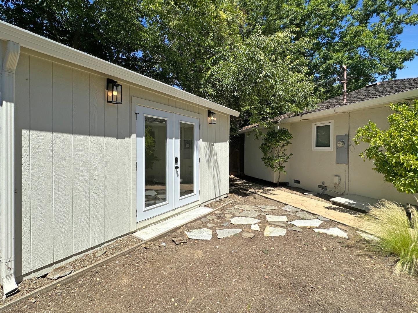 1527 Queensbury AVE