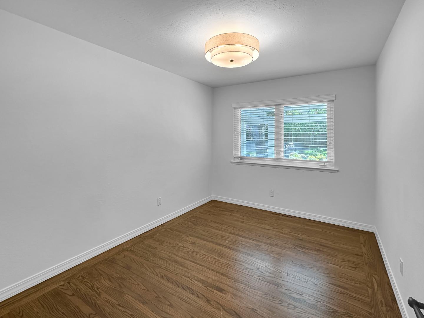 1527 Queensbury AVE