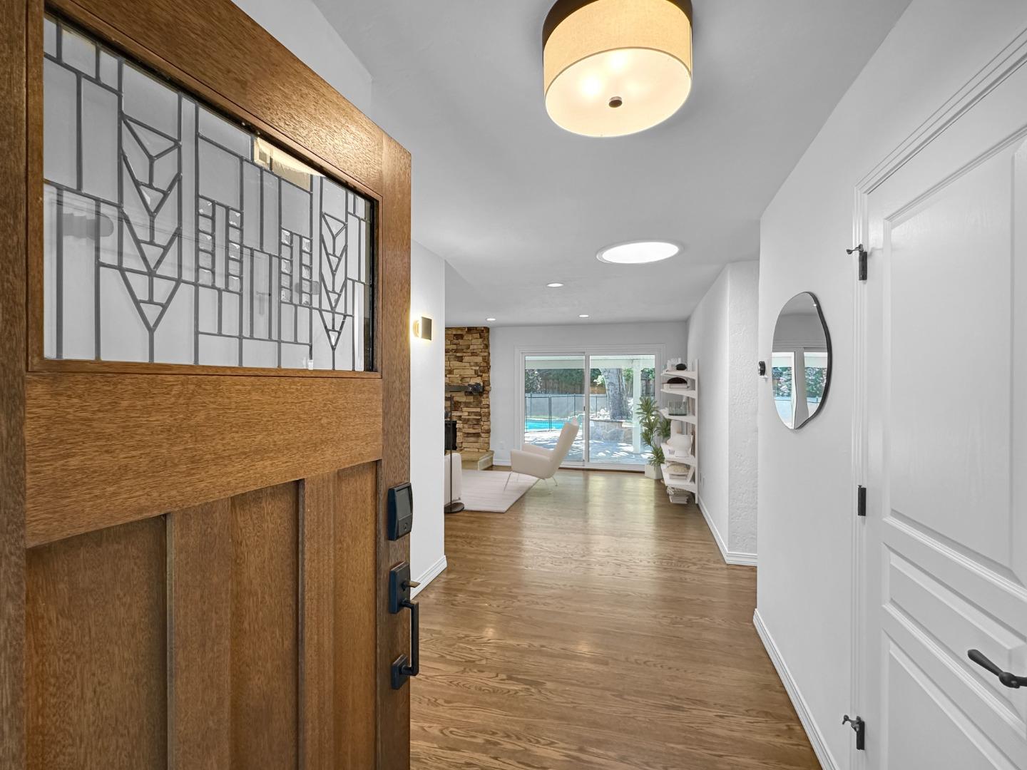 1527 Queensbury AVE
