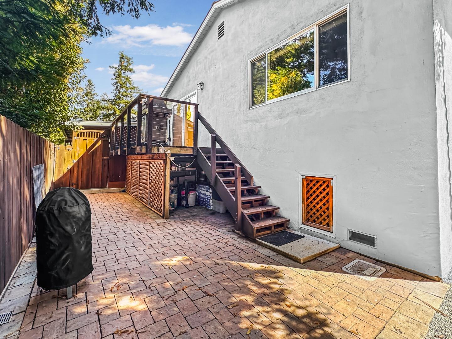 1515 Altschul Avenue