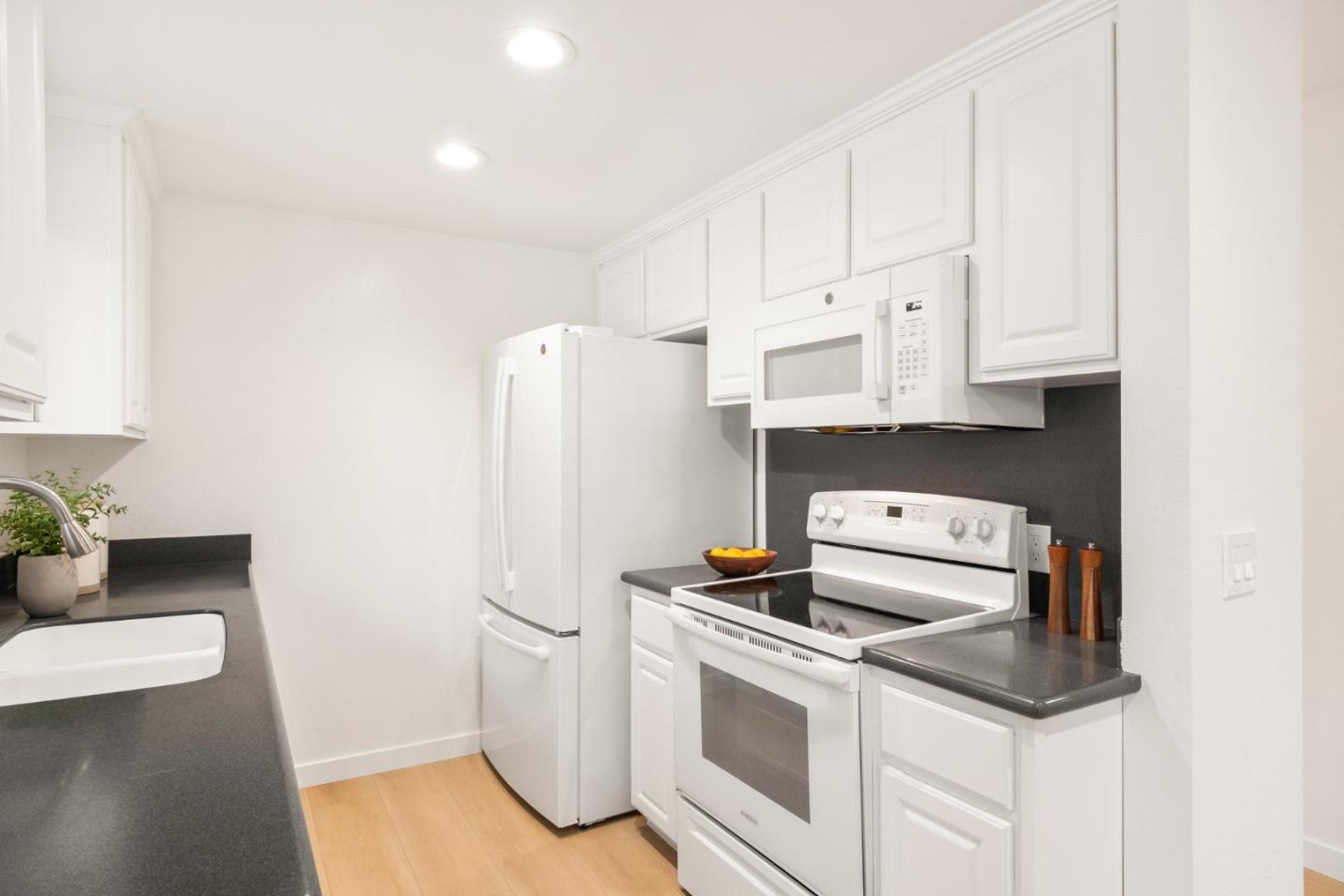 1070 Mercedes Avenue 24