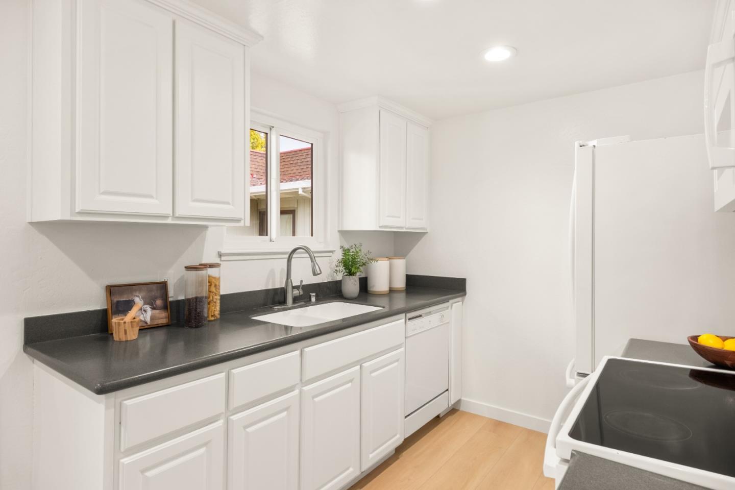 1070 Mercedes Avenue 24