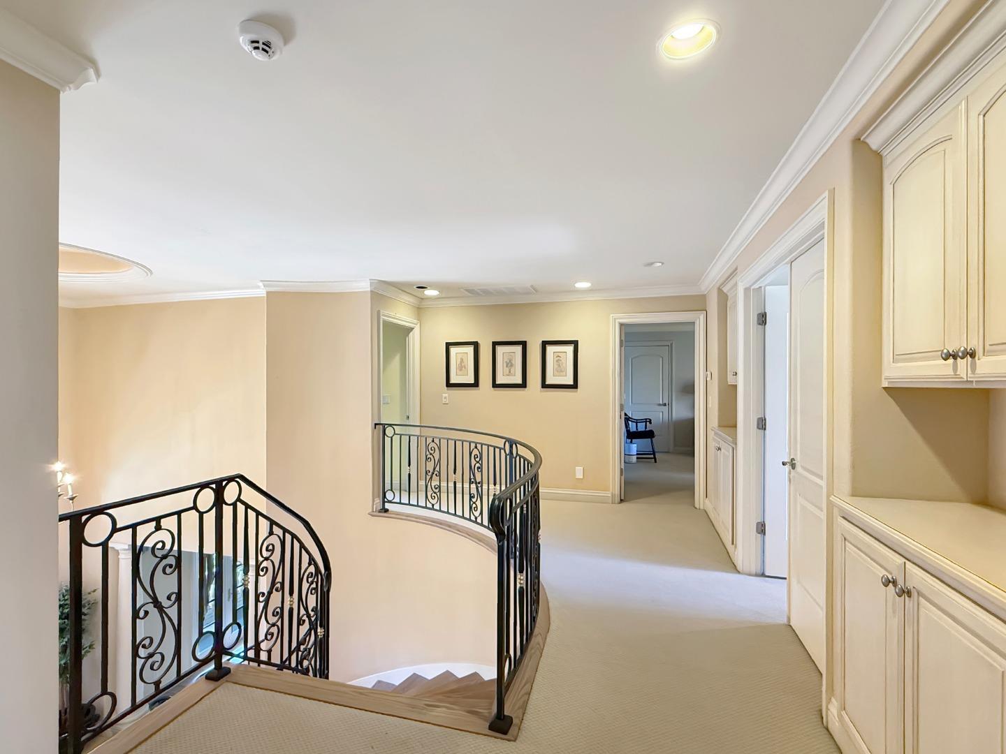 1526 Hillview Drive