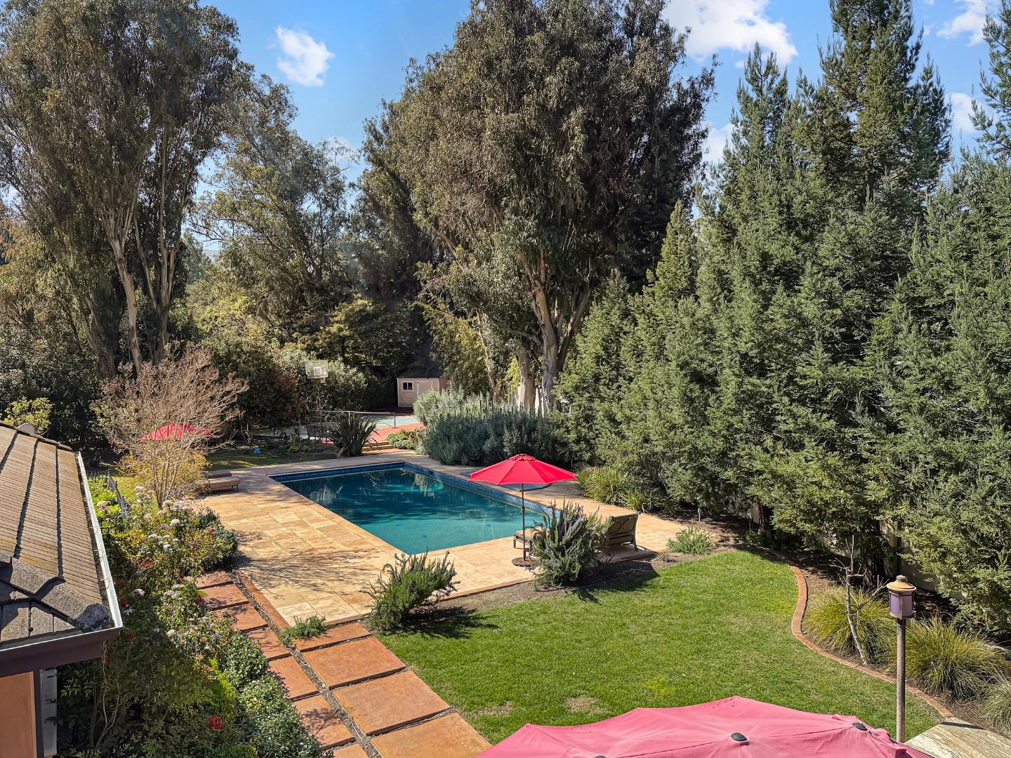 1526 Hillview Drive
