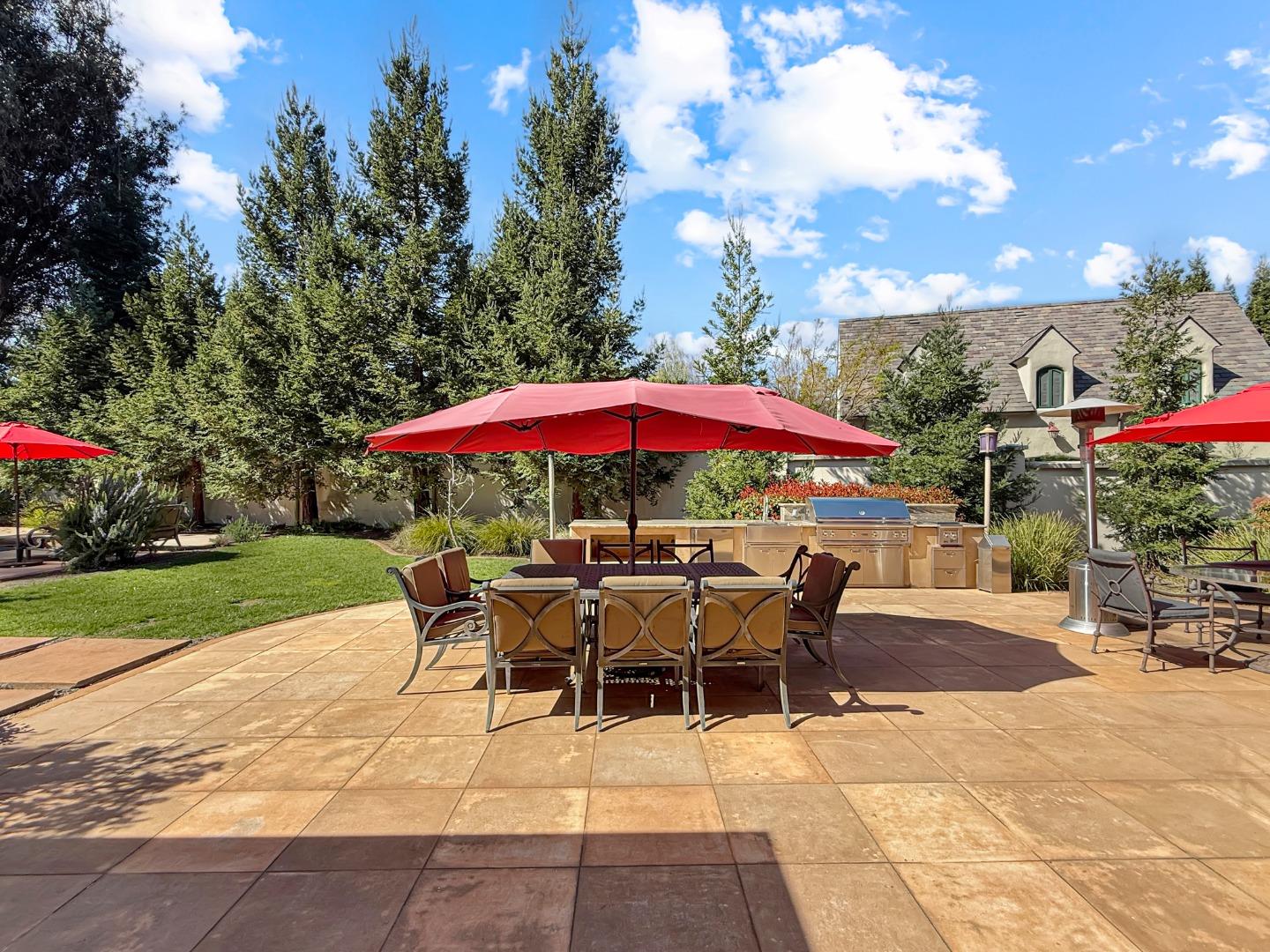 1526 Hillview Drive