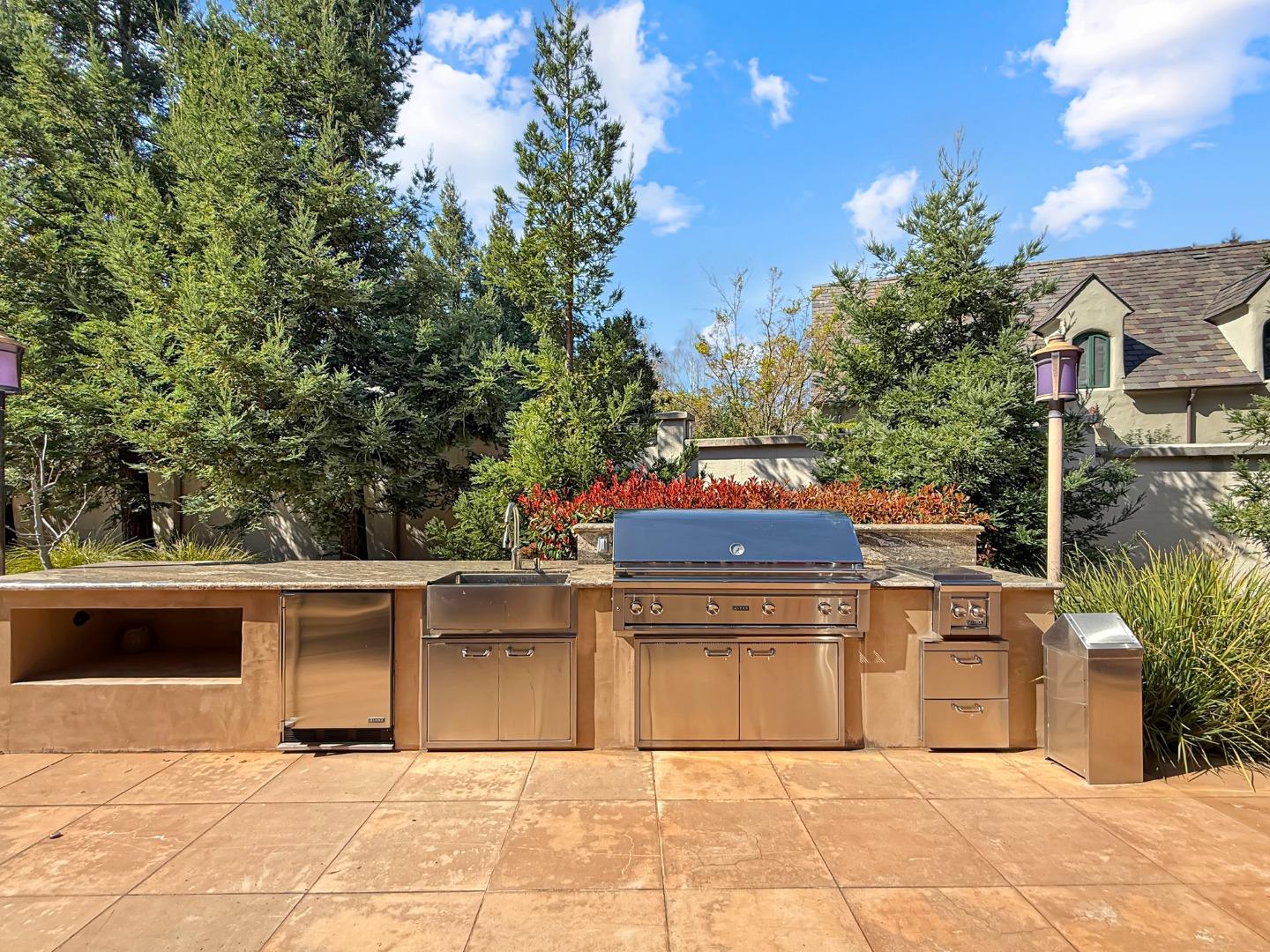 1526 Hillview Drive