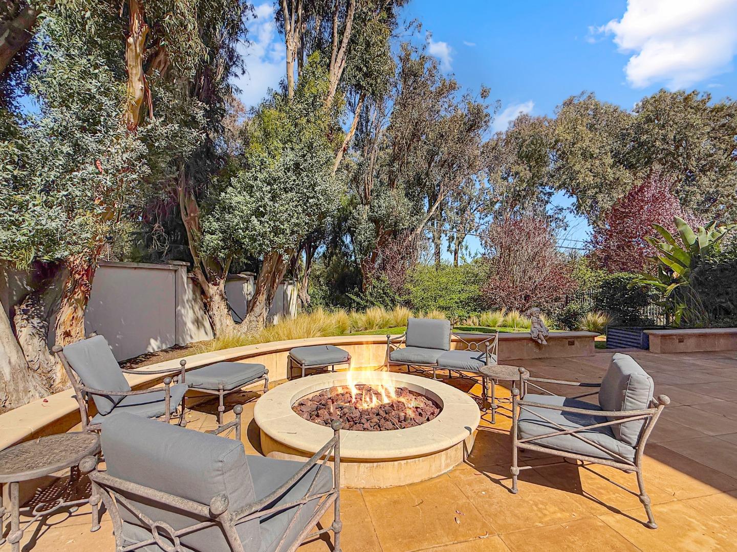 1526 Hillview Drive