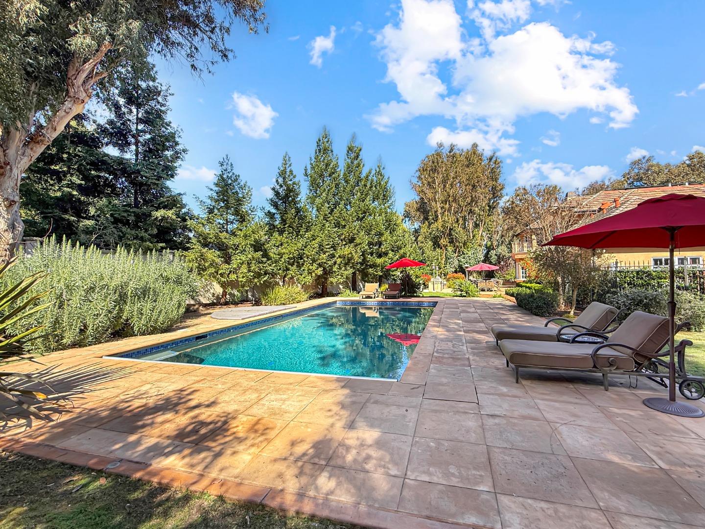 1526 Hillview Drive