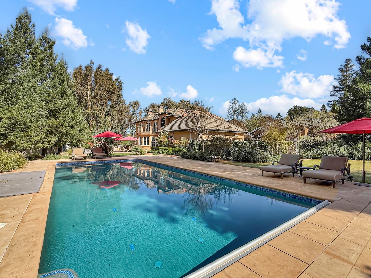 1526 Hillview Drive