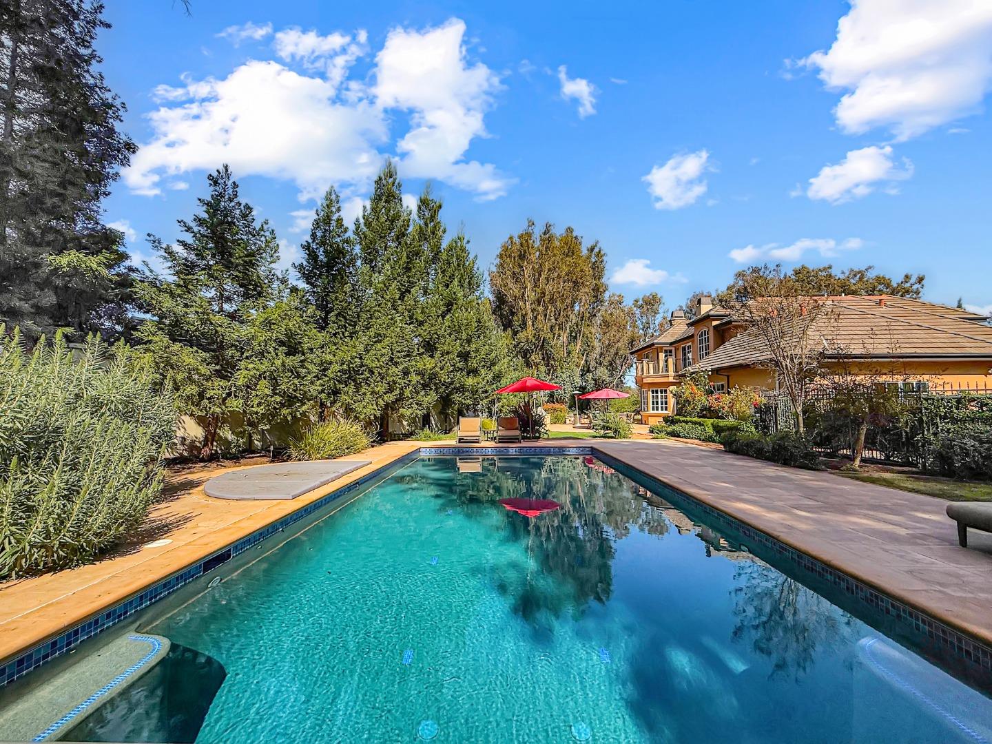 1526 Hillview Drive