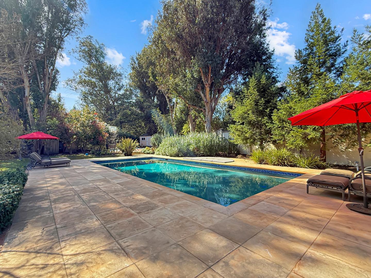 1526 Hillview Drive