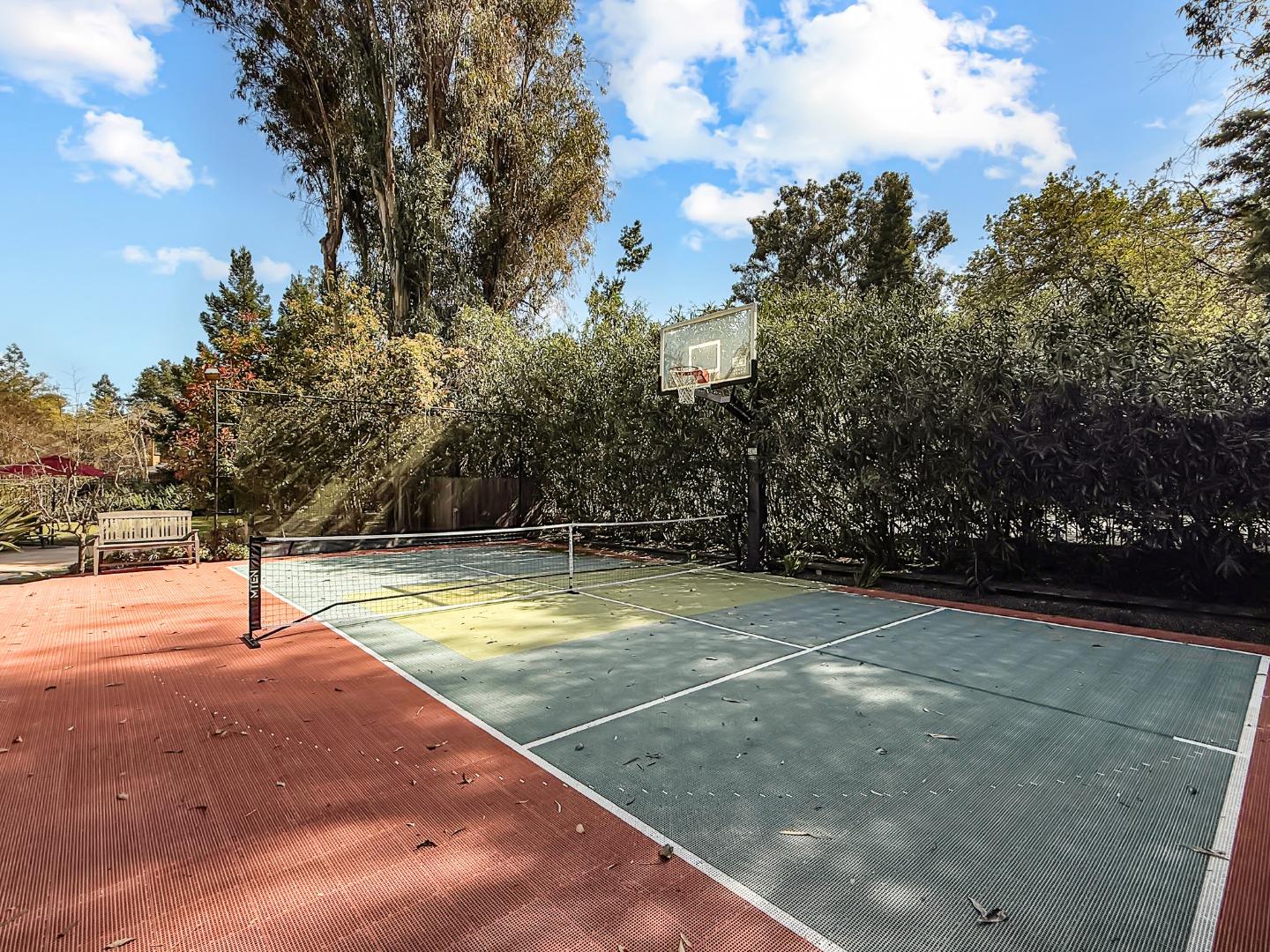 1526 Hillview Drive