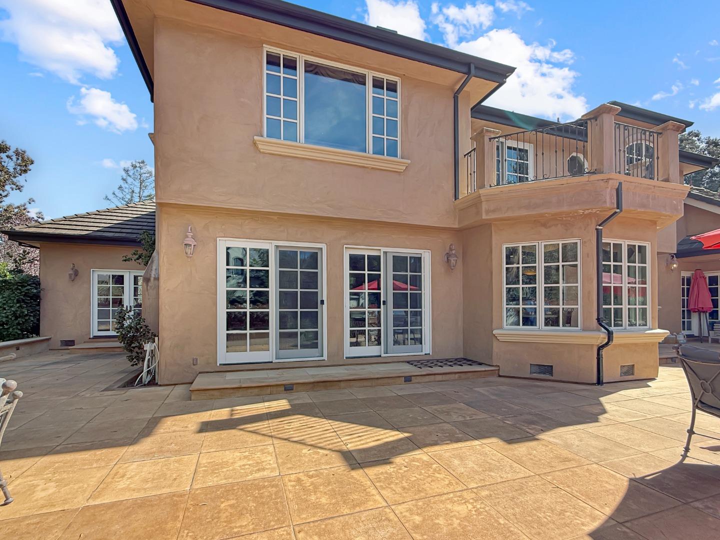 1526 Hillview Drive