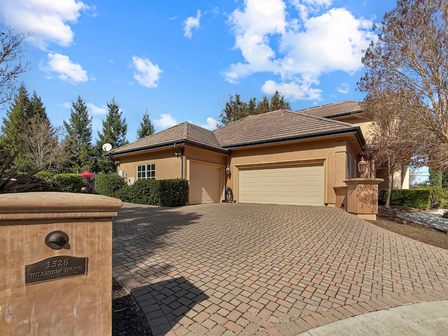 1526 Hillview Drive